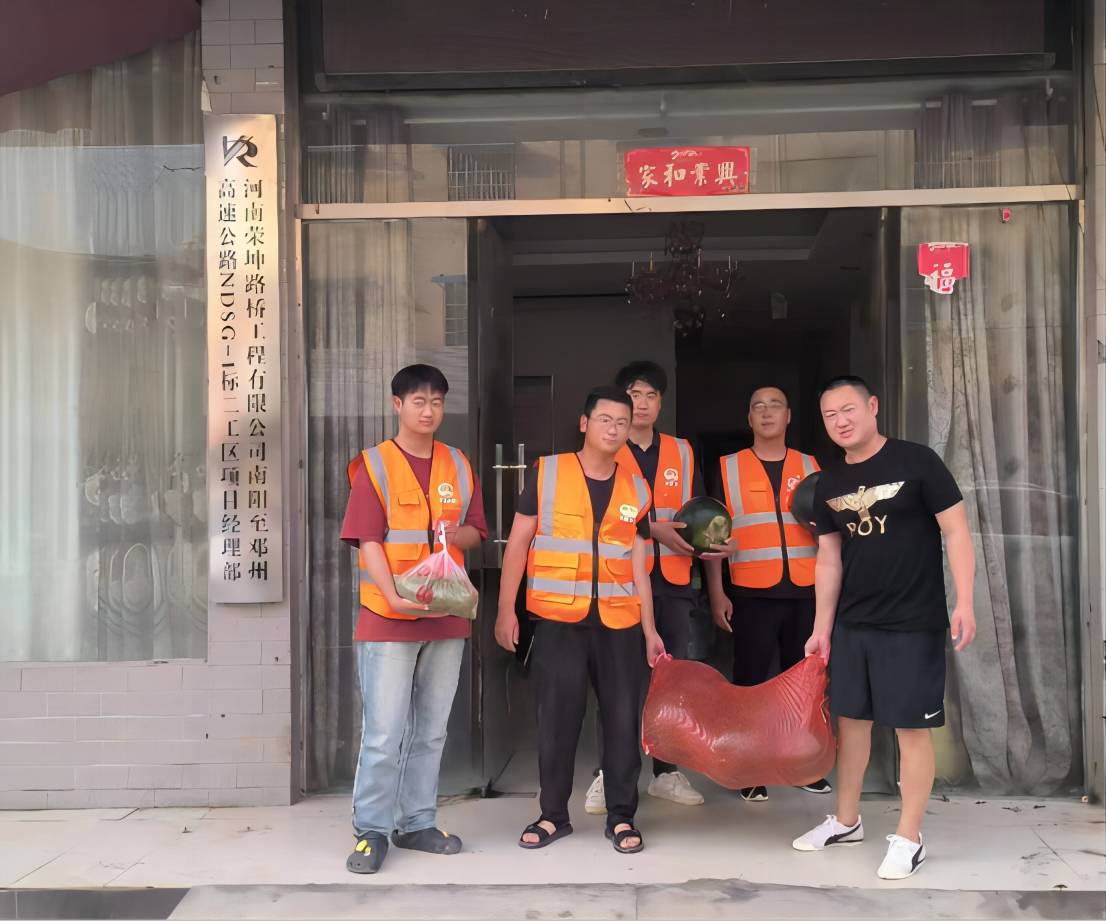 南邓高速项目夏日送清凉，为路基施工队送上西瓜绿豆